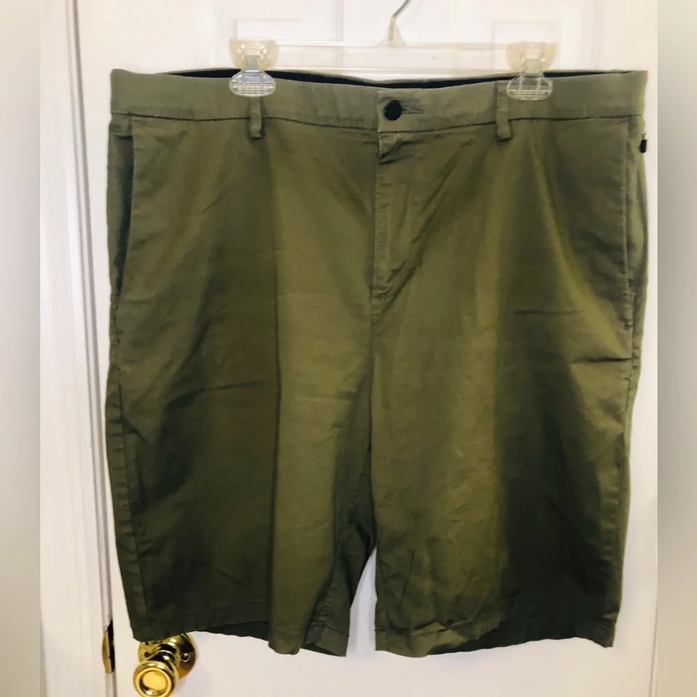 NWOT Old Navy Army Green Flat-Front Men’s Shorts